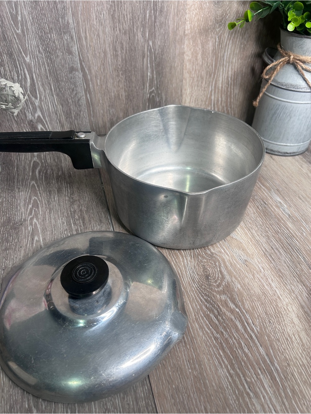 Vintage Wagner Ware Magnalite 3 Qt Saucepan w/Lid Double Pour Spout - Excellent - Picture 5 of 8